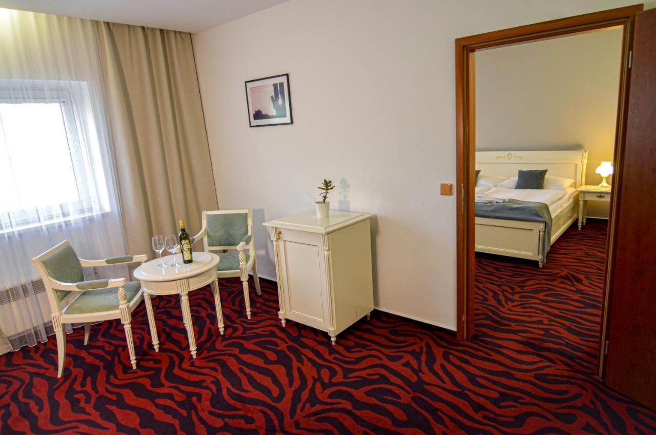 Hotel Galant Lednice Exterior photo